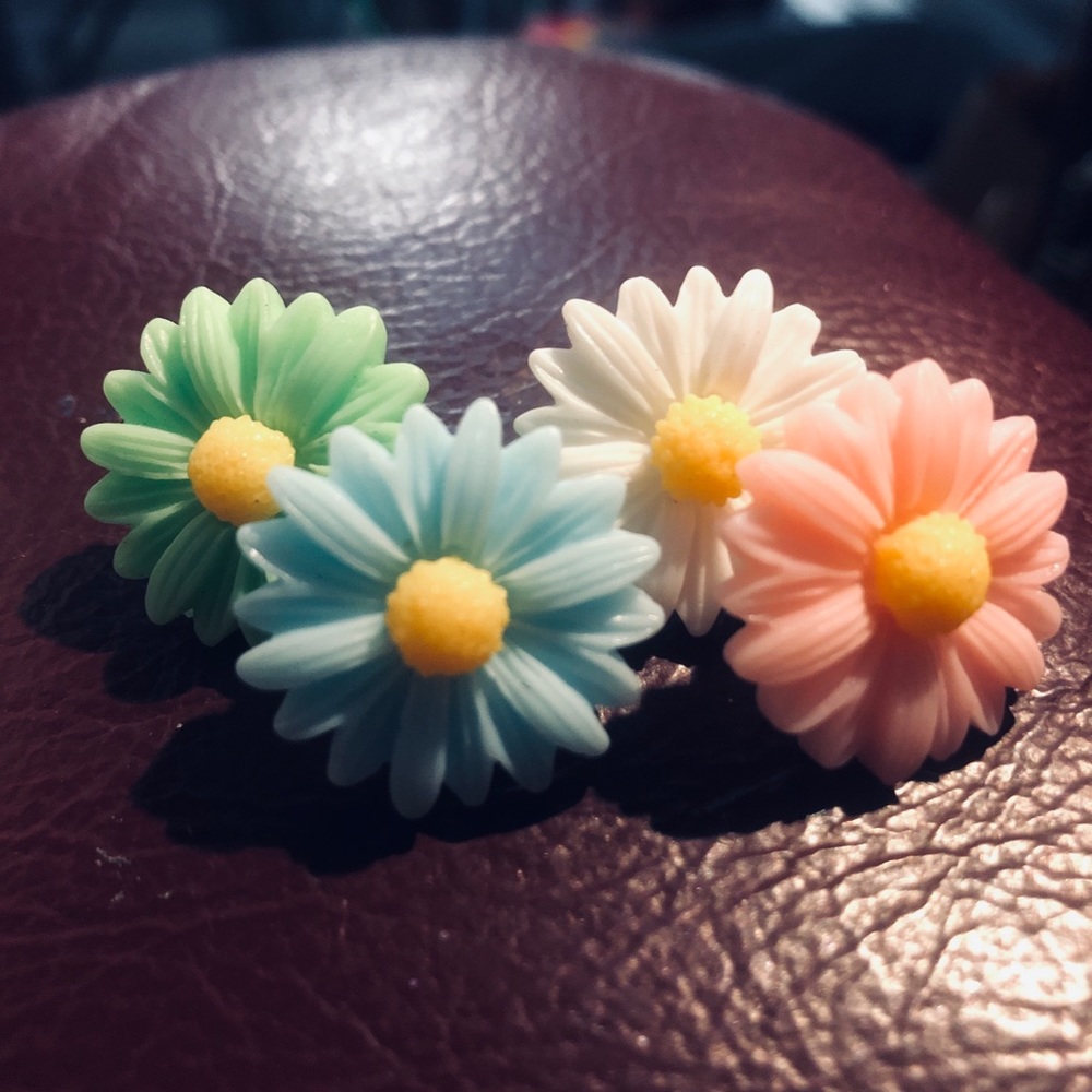 Daisey thumb tacks